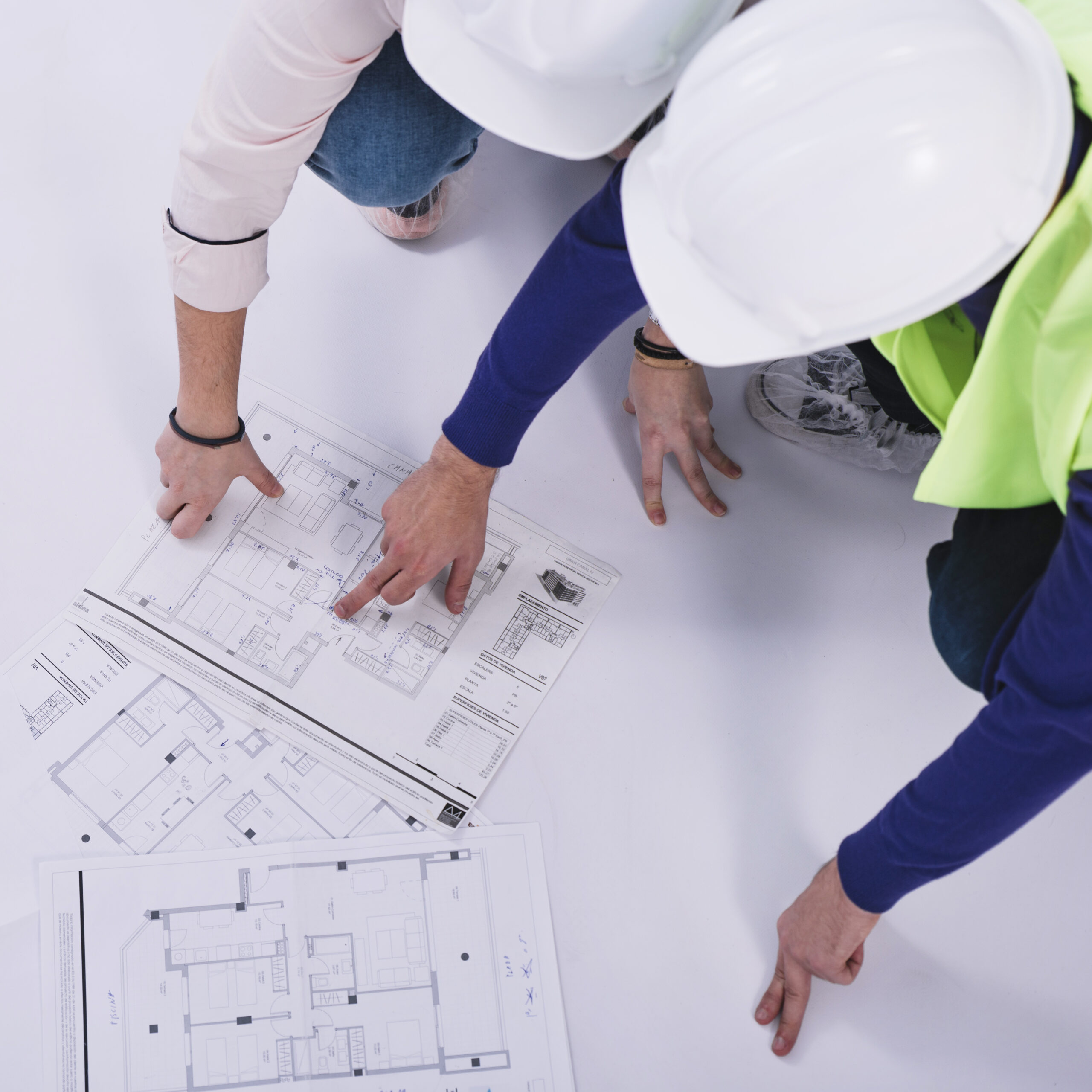 Profissionais analisando informações técnicas de projeto