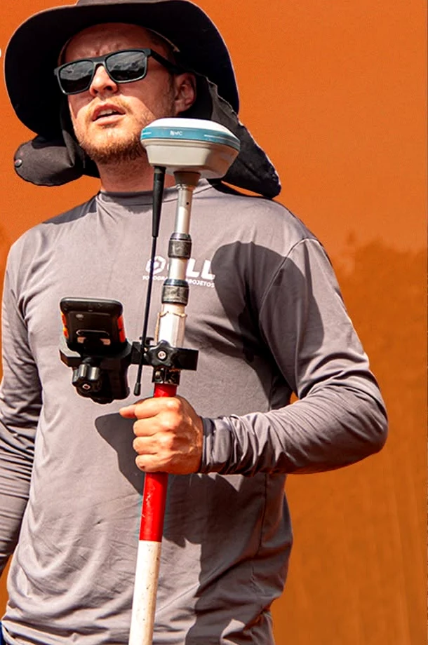 Profissional da área técnica realizando trabalho de campo